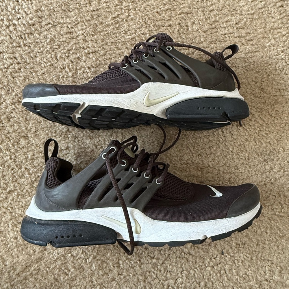 Nike Brown Sneakers with Breathable Upper and Cushioned Midsole